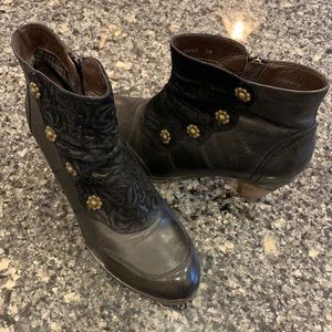 L’Artiste Black Ankle Bootie